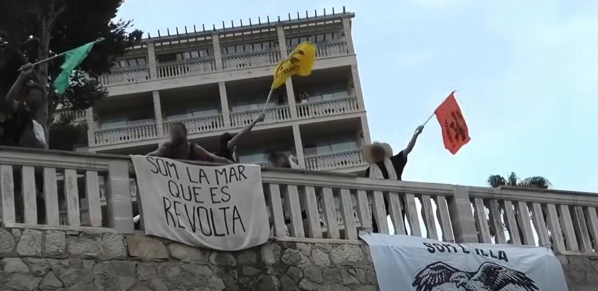 Los jóvenes han colocado pancartas reivindicativas. Los jóvenes han colocado pancartas reivindicativas.