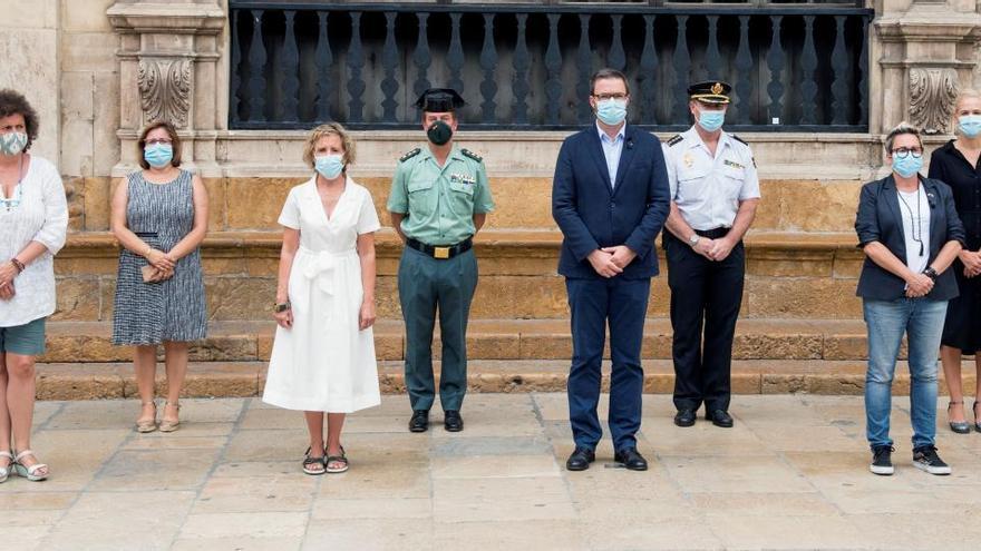 Minuto de silencio en el Ayuntamiento de Palma para condenar el asesinato machista de una mujer de 52 años.