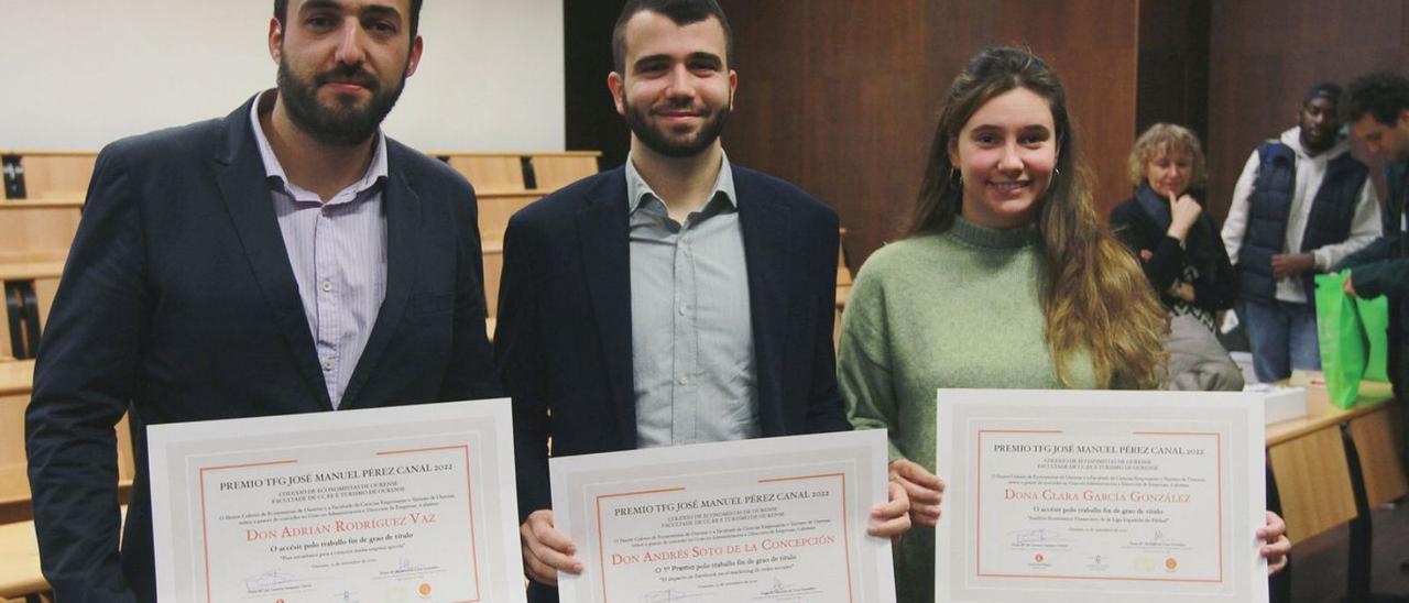 Adrián Rodríguez, Andrés Soto y Clara García, premiados por sus trabajos fin de grado. |   // IÑAKI OSORIO