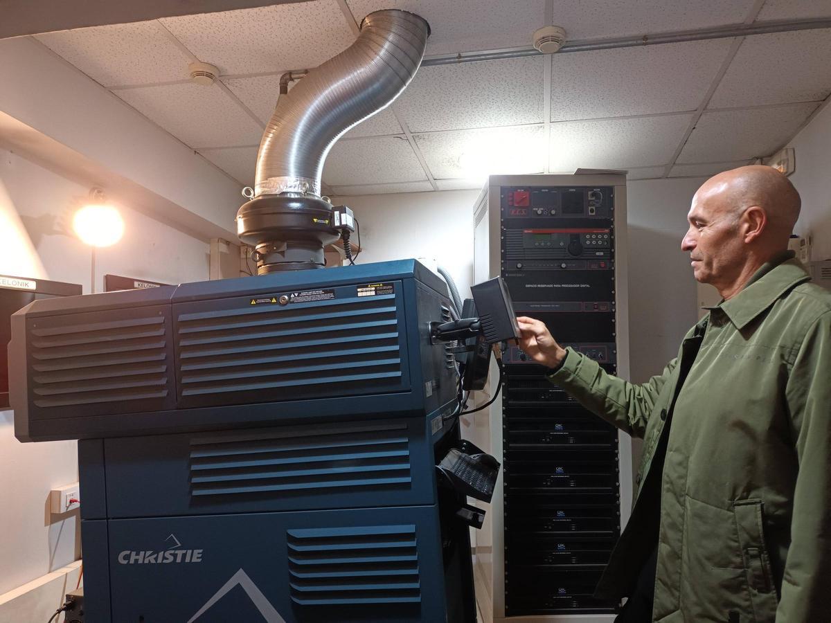 Jordi Danés amb un projector