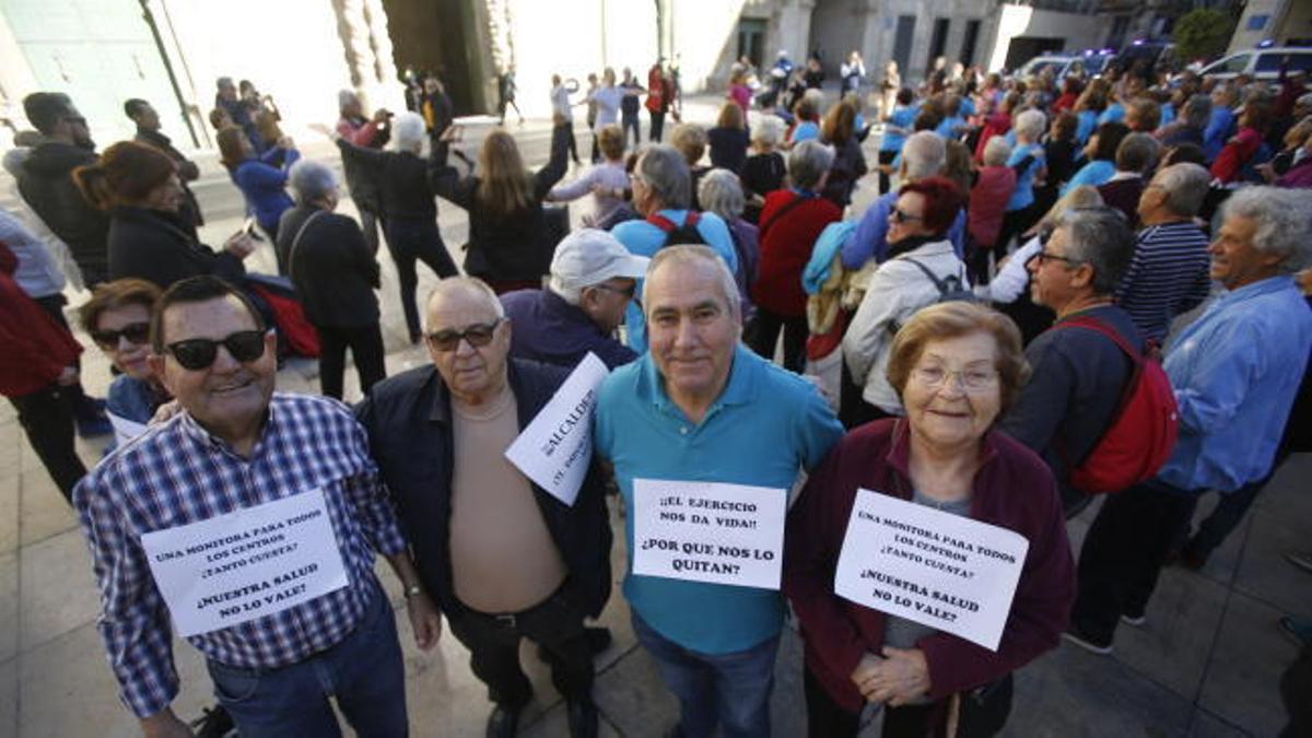 Unas 200 personas en una protesta en Alicante por la gestión de los centros de mayores
