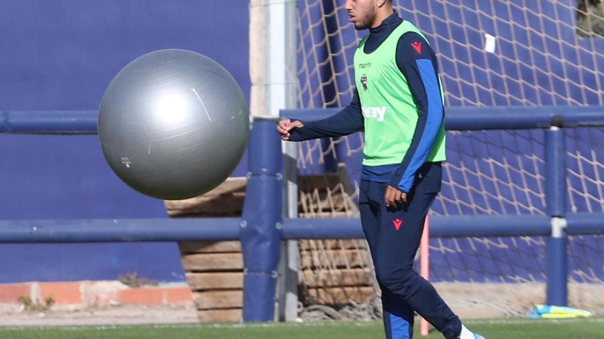 Vezo, durante un entrenamiento del Levante UD en Buñol.