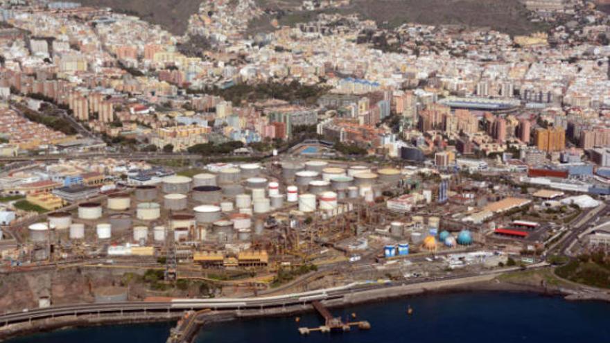Imagen de archivo de la Refinería de Santa Cruz de Tenerife, actualmente paralizada.