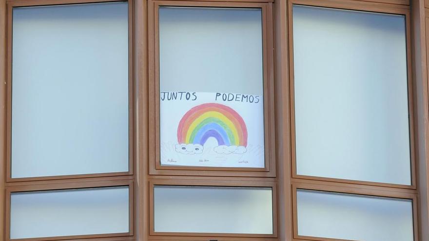 Un dibujo de ánimo durante el confinamiento en una ventana. | BERNABÉ/ JAVIER LALÍN