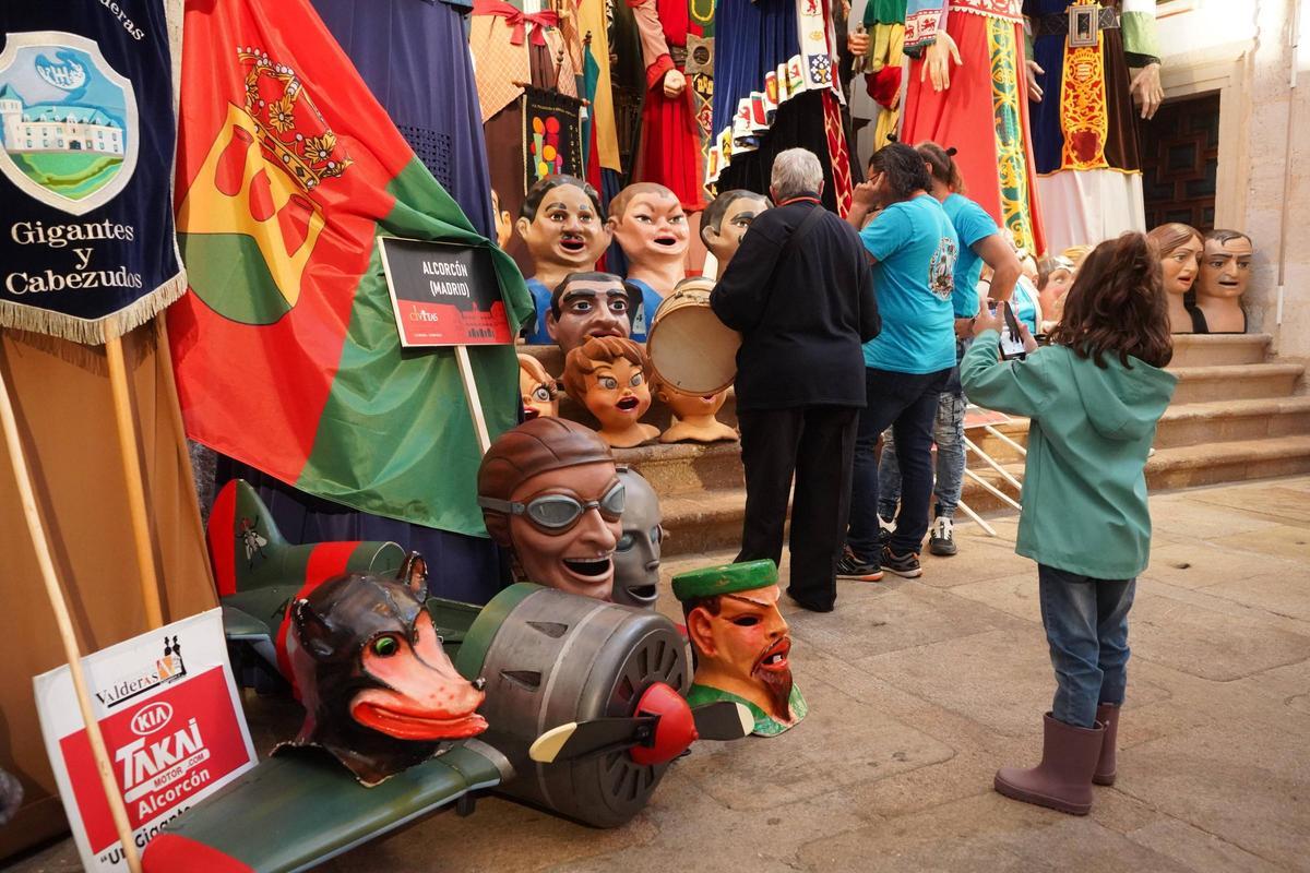Encuentro de gigantes y cabezudos Encuentro de gigantes y cabezudos