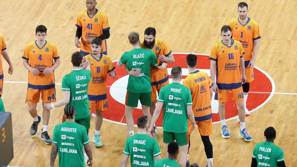 Los jugadores del Cedevita Olimpija y el Valencia BC se despiden después del partido jugado entre ambos en el Stozice Arena de Liubliana