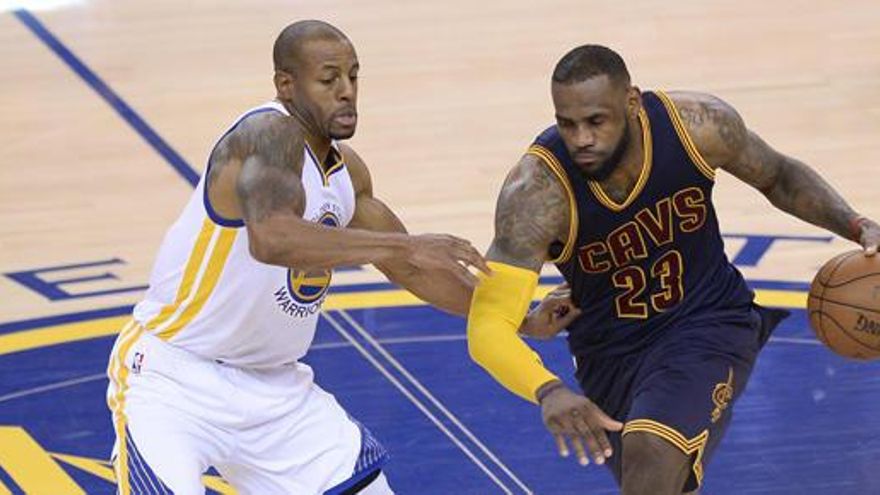 Andre Iguodala (i) y LeBron James (d), durante el encuentro.