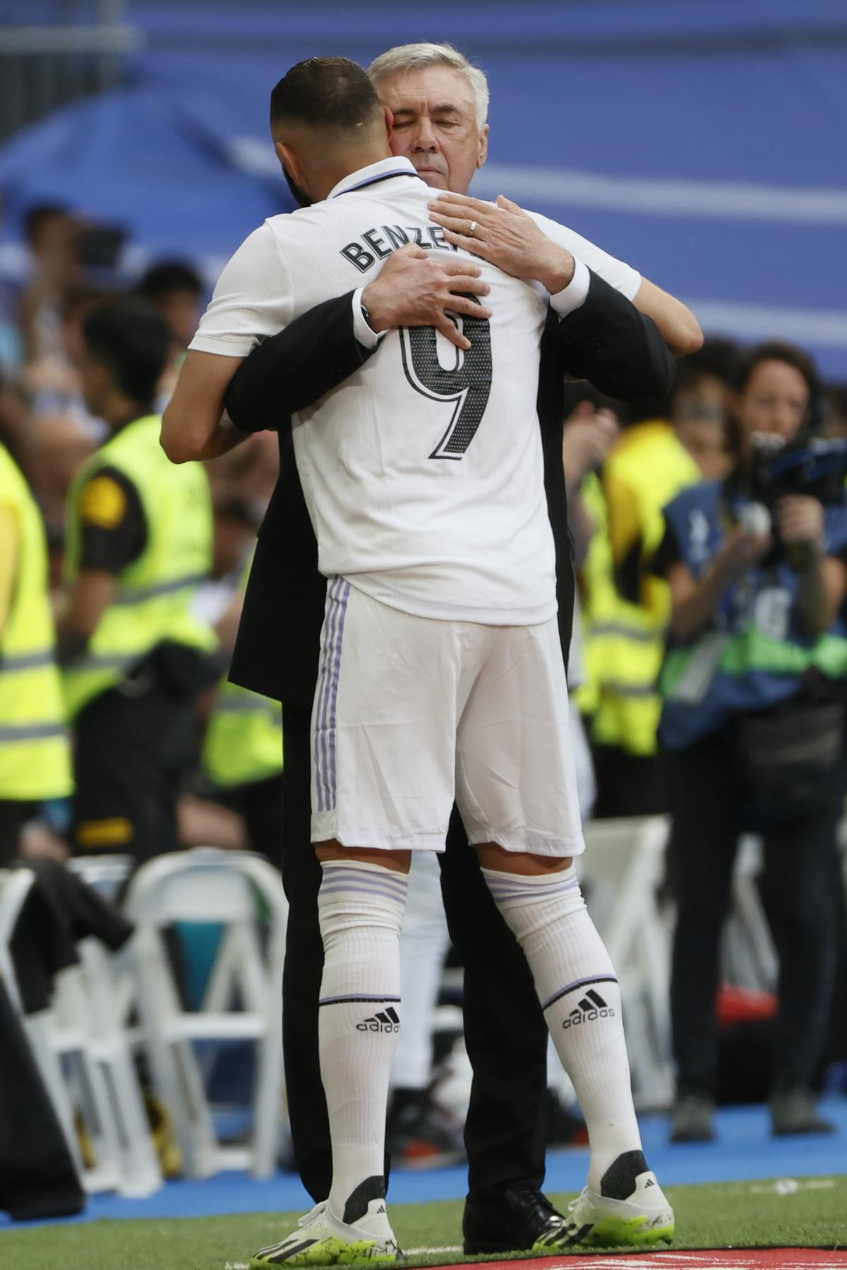 MADRID, 04/06/2023.- El delantero francés del Real Madrid, Karim Benzema, se abraza con el técnico italiano del equipo blaco, Carlo Ancelotti, tras ser sustituido durante el partido de la última jornada de Liga que el Real Madrid y el Athletic Club de Bilbao disputan este domingo en el estadio Santiago Bernabéu. EFE/ Mariscal.