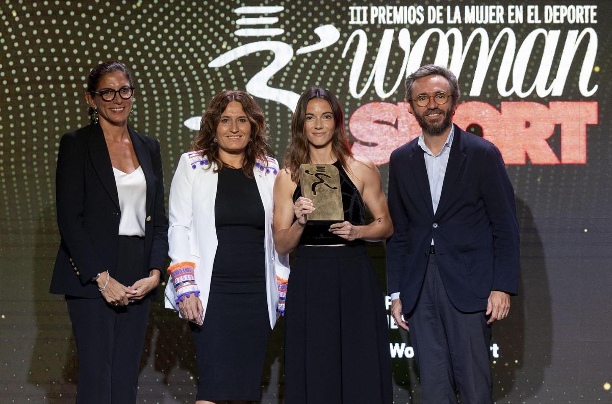 Premios Woman SPORT 2023: La premiada Aitana Bonmatí (centro) con Marina Alsina Coll, directora territorial de CAIXABANK, Laura Vilagrà, consellera de la presidència de la GENERALITAT y Aitor Moll, Consejero Delegado de Prensa Ibérica.
