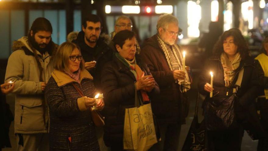 Asistentes a la vigilia por la paz, ayer. | // IAGO LÓPEZ