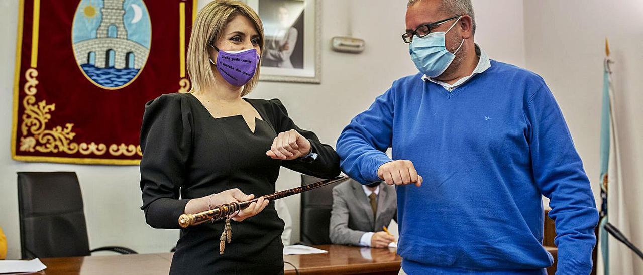 Noelia Rodríguez recibe el bastón de mando y se saluda con el exalcalde. |   // BRAIS LORENZO