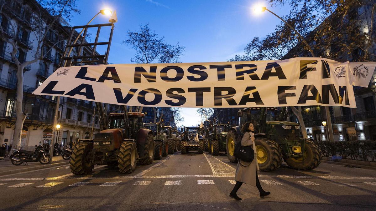 Los tractores circulan por la Gran Via