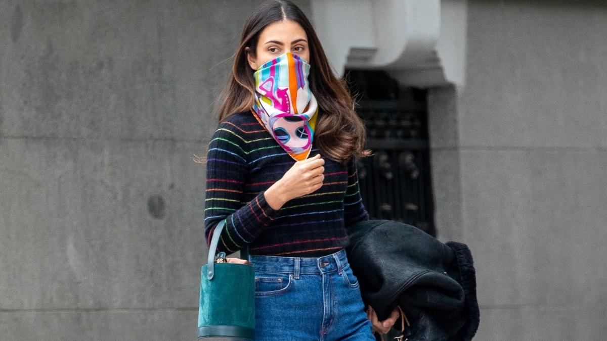 Sassa de Osma con jersey a rayas y vaqueros