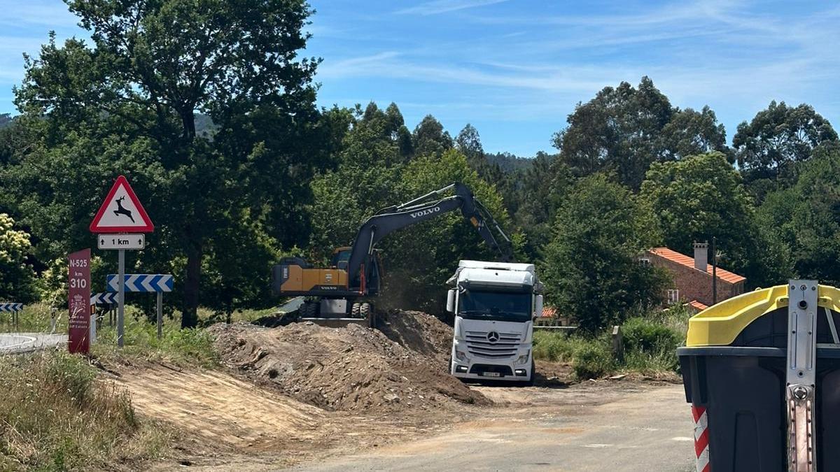 Camiones de la empresa retiran los escombros de la finca.