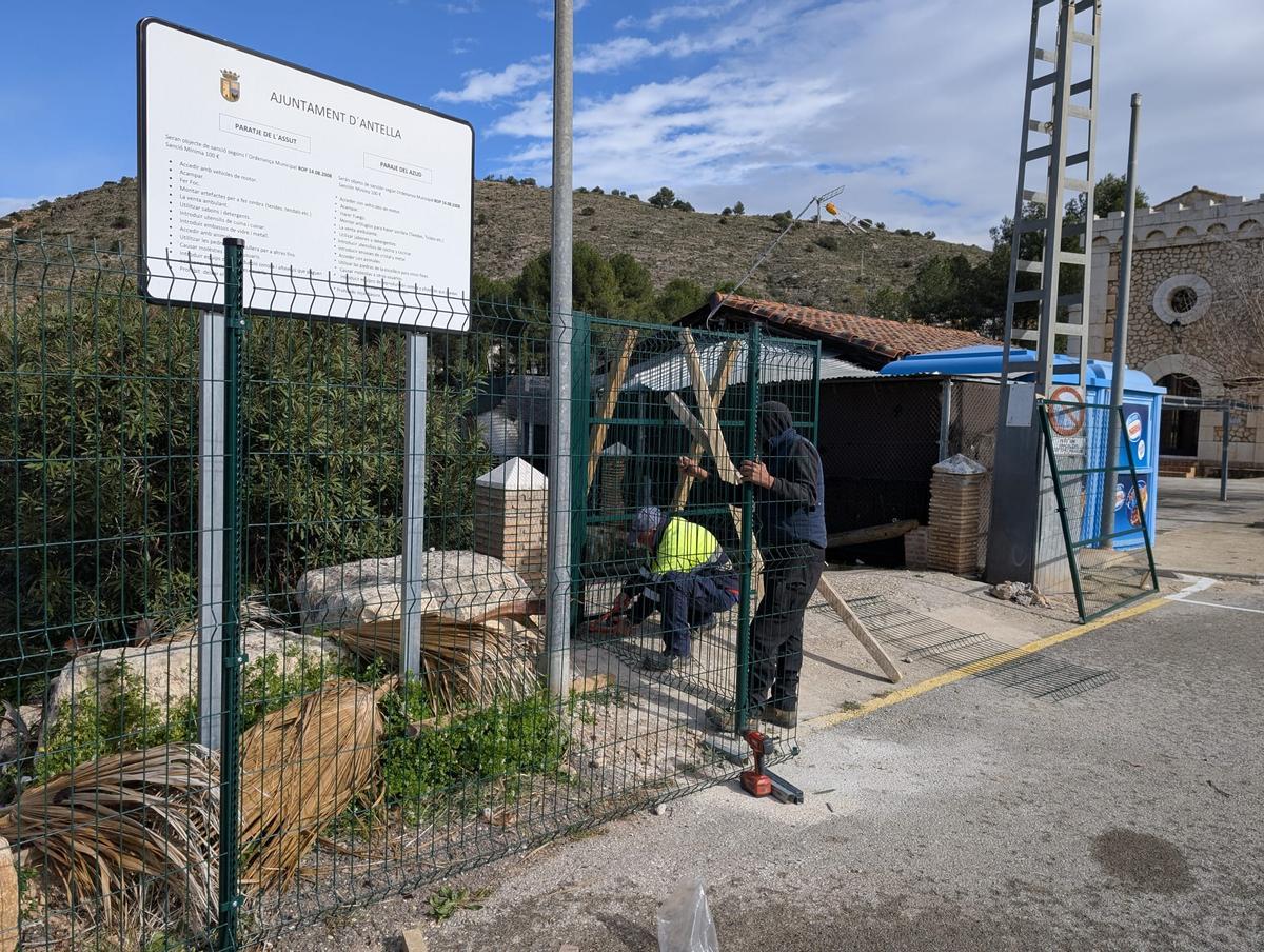 Dos trabajadores ultimaban este viernes la instalación de la valla.