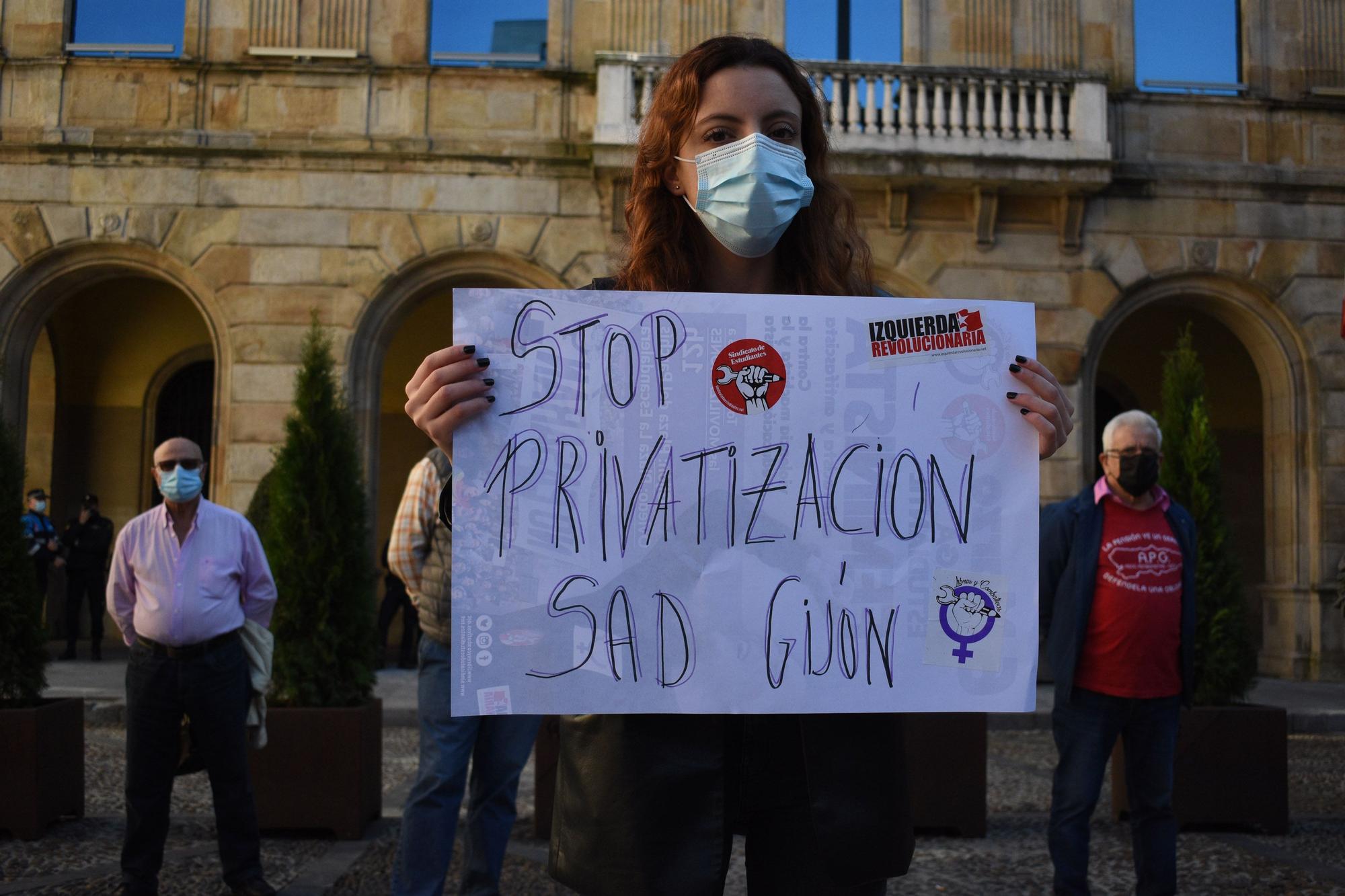 Manifestación de trabajadoras de ayuda a domicilio en Gijón