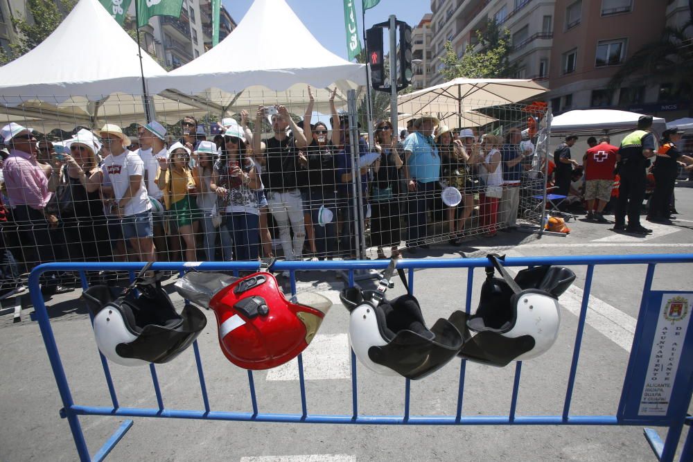 La mascletà de la pirotecnia valenciana Fuegos Artificiales del Mediterráneo hace retumbar la emblemática plaza con un disparo compacto con un potente final terrestre y aéreo