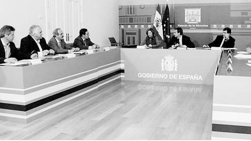 Los representantes agrarios, durante la reunión con Zapatero y Espinosa, en Moncloa.