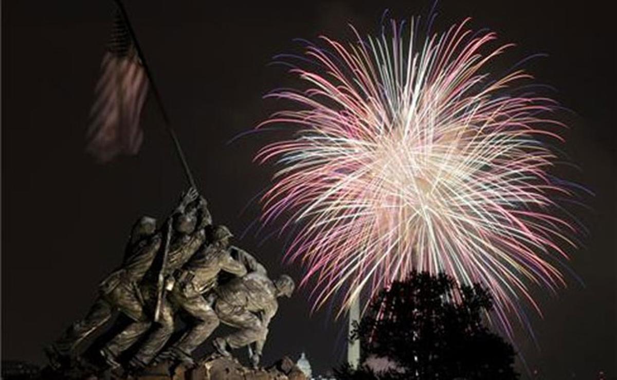 El US Marine Corps War Memorial, més conegut com el Memorial d’Iwo Jima, il·luminat pels focs artificials que van esclatar, ahir, a Washington, amb motiu de l’exhibició del 4 de juliol.