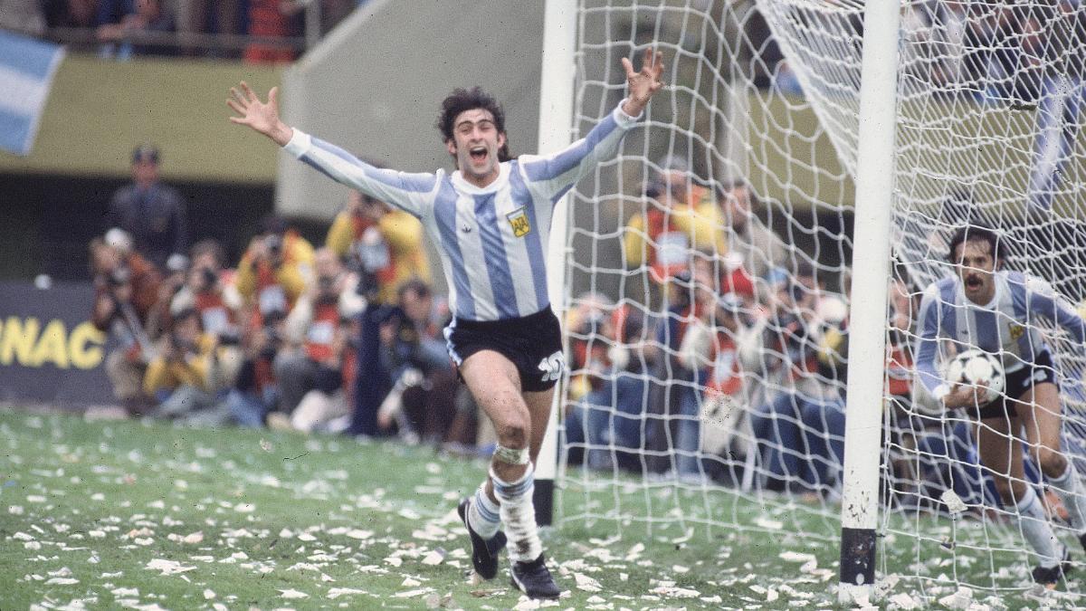 Mario Alberto Kempes celebra su segundo gol en el Argentina-Holanda (3-1) de la final del Mundial 78