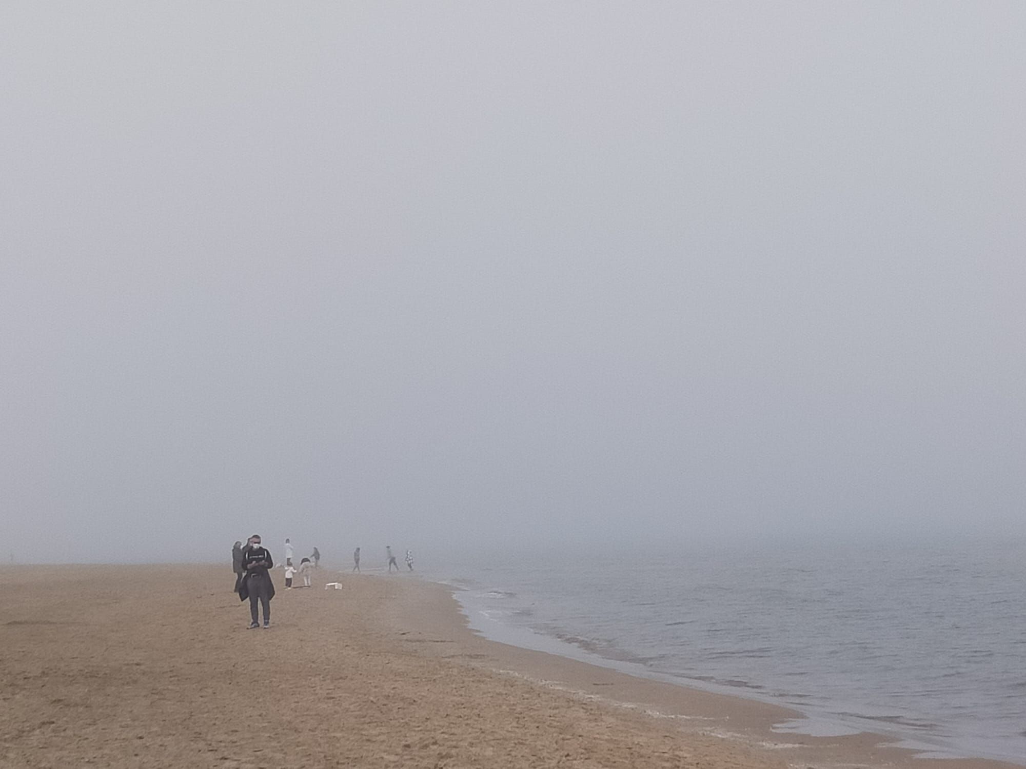 La playa de Gandia desaparece entre la niebla