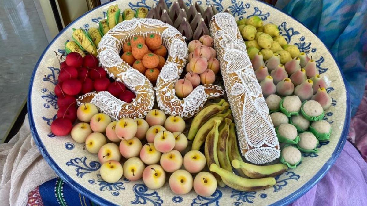 Tradicional "mocadorà" formada por figuras de mazapán que representan frutas y hortalizas, junto el "tronador" y la "piuleta"