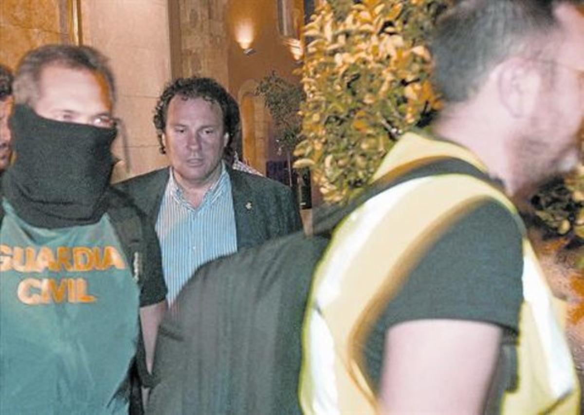 La detenció 8 Agents de la Guàrdia Civil s’emporten Masagué de l’ajuntament, dijous a la nit. La detenció 8 Agents de la Guàrdia Civil s’emporten Masagué de l’ajuntament, dijous a la nit.