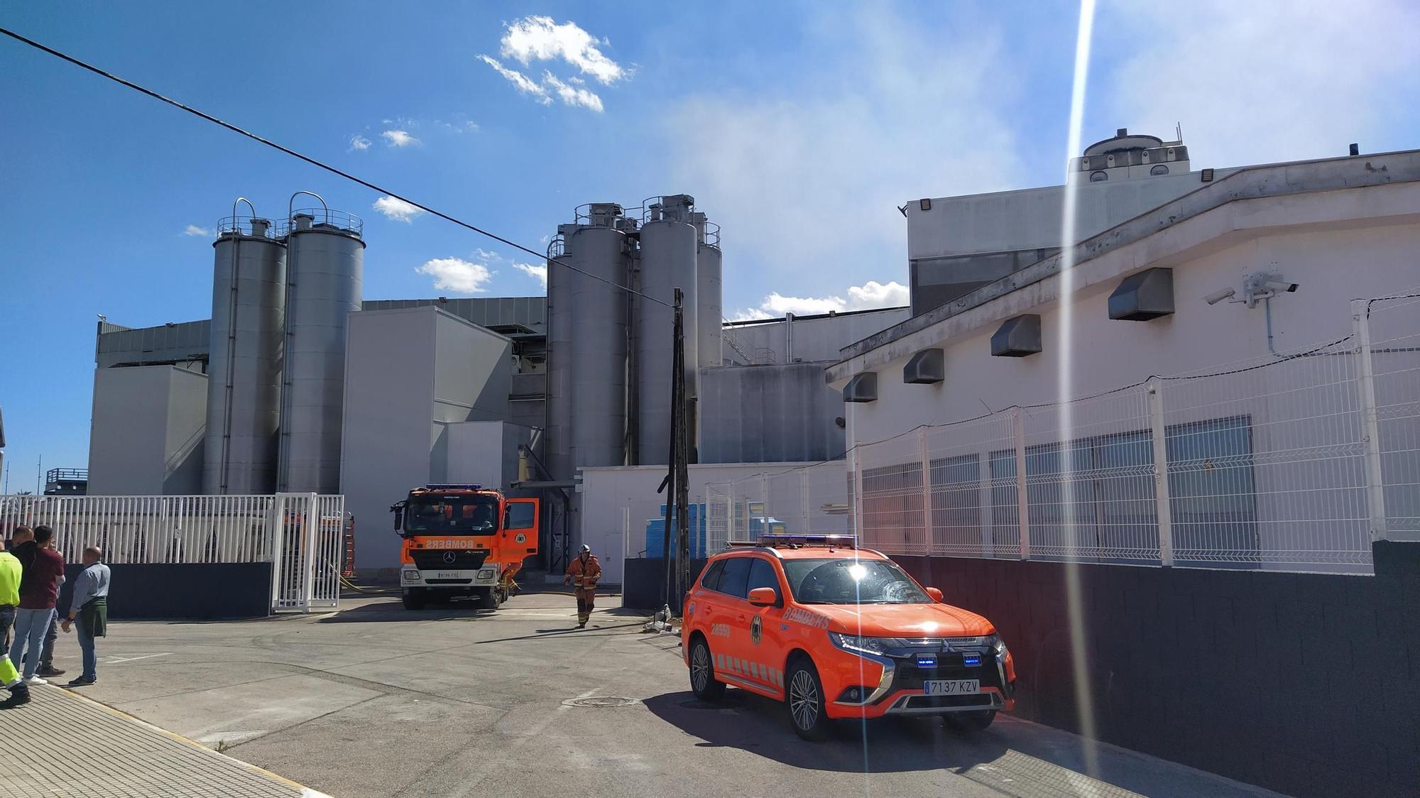 Los servicios de emergencia ante la puerta de la planta de Dulcesol en Gandia
