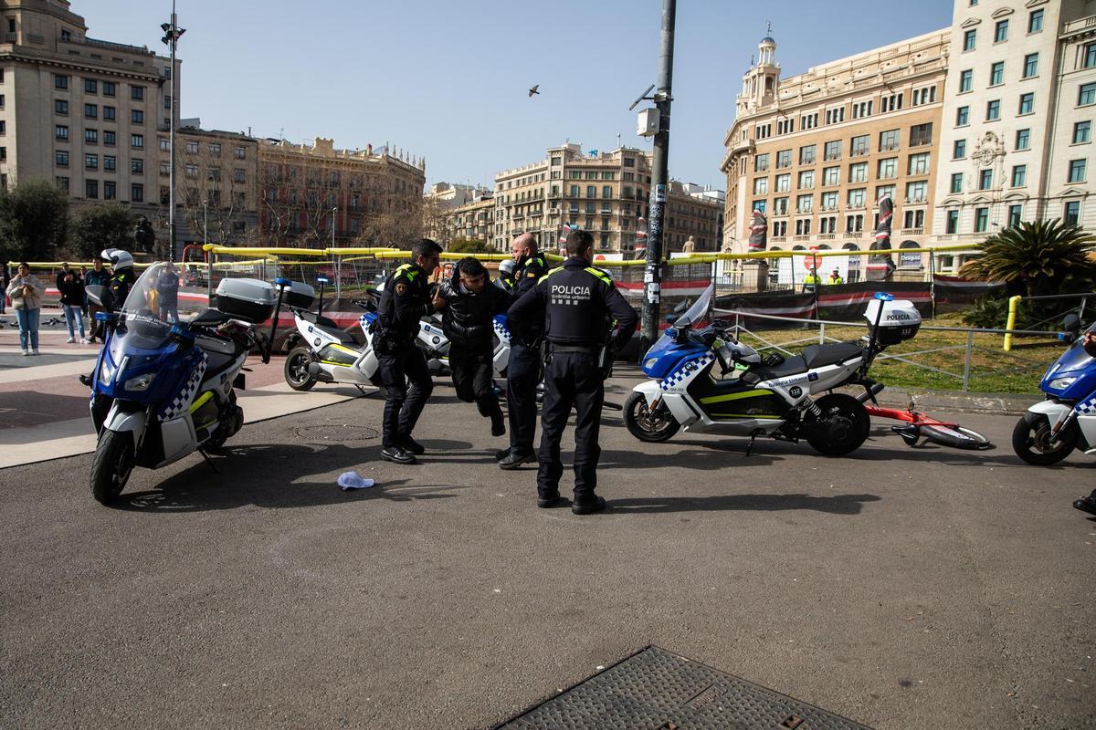 Fotos | Policies d’incògnit i amb bicicleta atrapen dos ‘rellotgers’ al centre de Barcelona Fotos | Policies d’incògnit i amb bicicleta atrapen dos ‘rellotgers’ al centre de Barcelona
