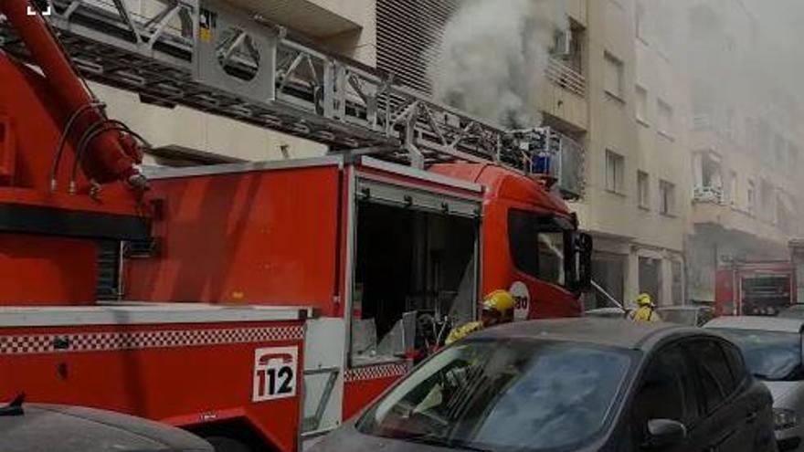 Bombers de Palma sofocan el fuego en el edificio de la calle Rodríguez Arias.