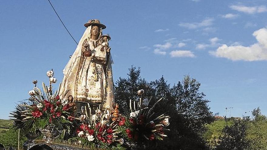 Los caurienses reciben a su patrona, la Virgen de Argeme