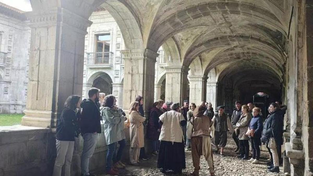 Visitantes en una jornada de puertas abiertas en el monasterio de Cornellana.