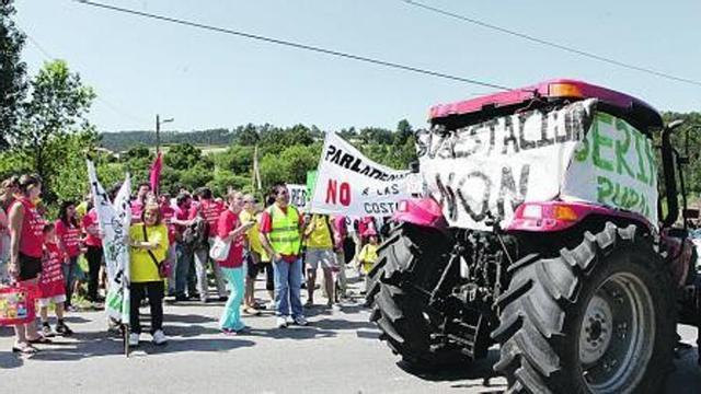 Los manifestantes, ayer, en la zona de la antigua tejera de Serín.