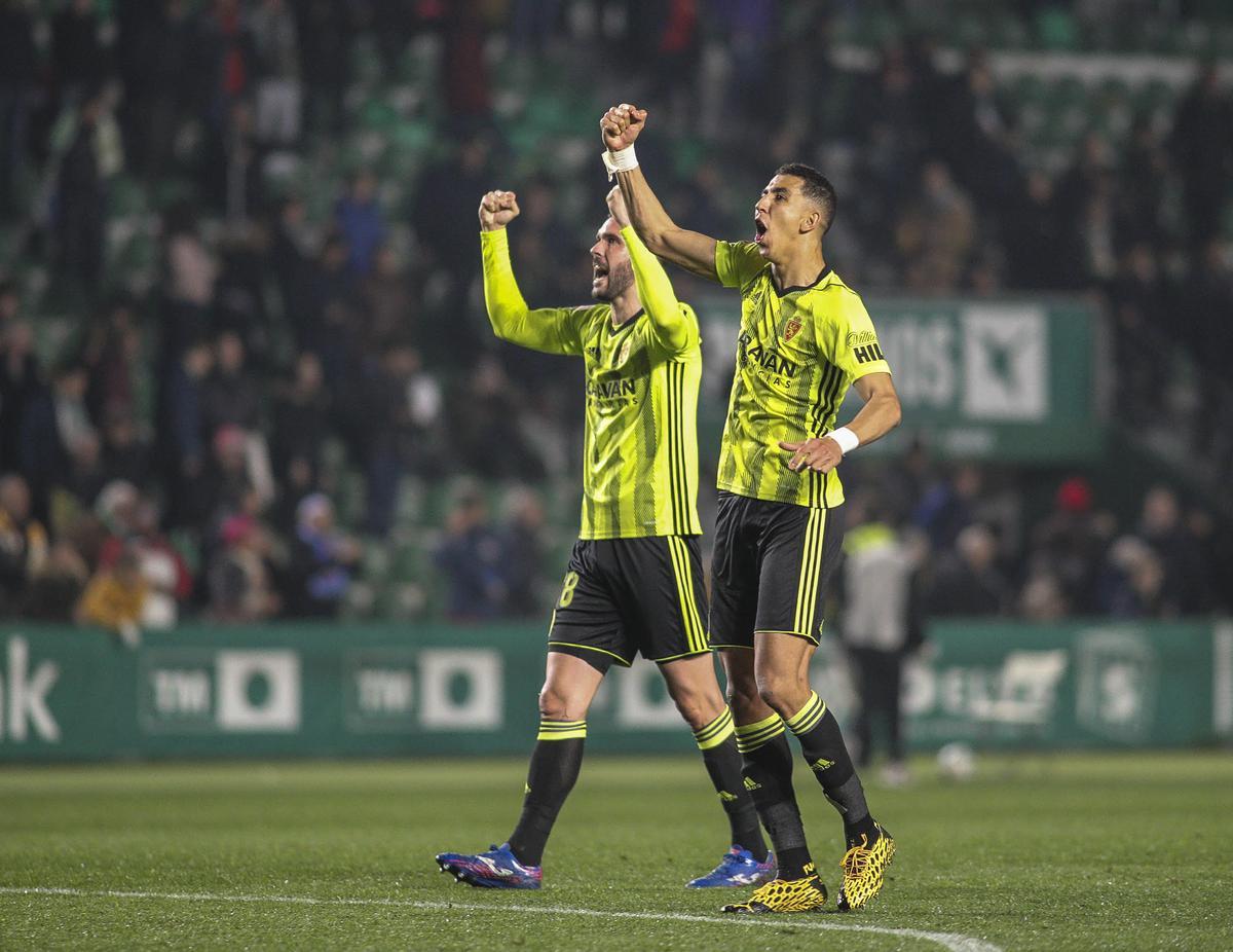 Atienza y El Yamiq celebran una victoria lograda con el Real Zaragoza hace seis temporadas.