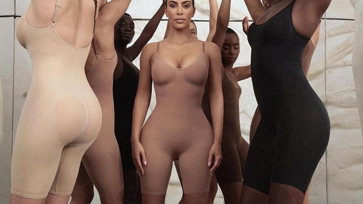 Kimono, la solución de Kim Kardashian para todo tipo de vestidos