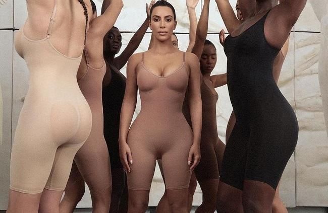 Kimono, la solución de Kim Kardashian para todo tipo de vestidos