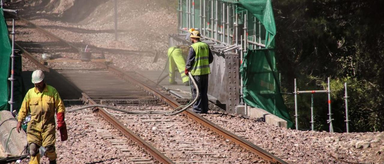 Operarios trabajando en la reparación del puente situado en el tramo entre Alcoi y Cocentaina.