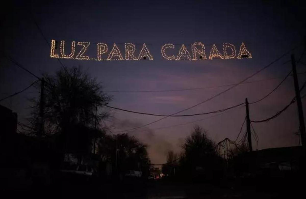 Archivo - guirnaldas alimentadas por energía solar, en el puente del Sector VI de la Cañada Real Galiana, a 29 de diciembre de 2021.