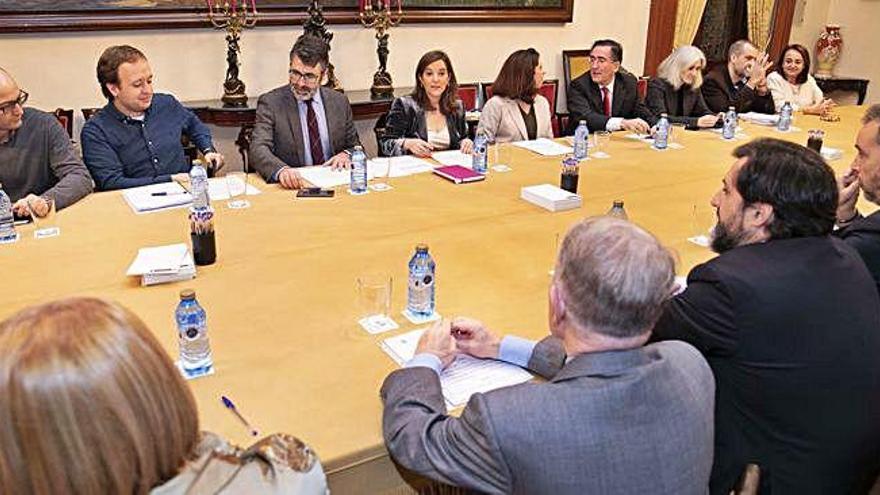 Reunión de constitución ayer de la Mesa por el Desarrollo Sostenible de A Coruña.