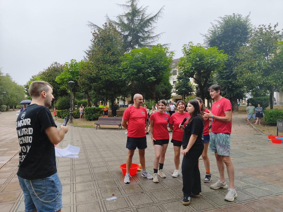 El Grand Prix de Lugo de Llanera, sana piquilla entre las seis peñas participantes: "Venimos a pasarlo bien"
