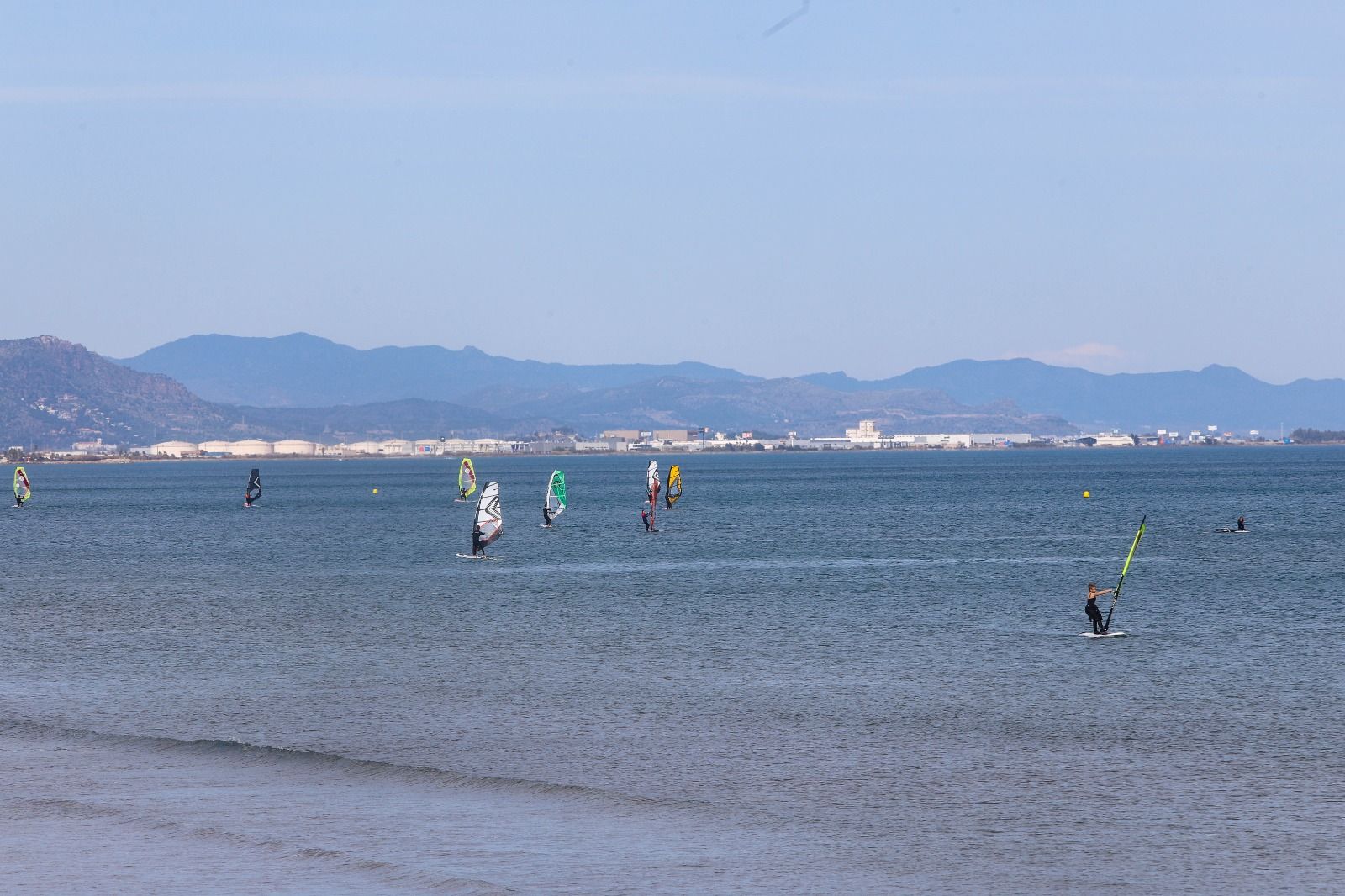 Los valencianos toman la playa en un sábado que roza los 30 grados