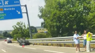 Vuelca un vehículo en la autovía del Cantábrico a la altura de la salida a Molleda