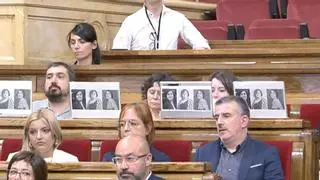 Los diputados de izquierda muestran fotos de Aurora Picornell en el Parlament de Cataluña