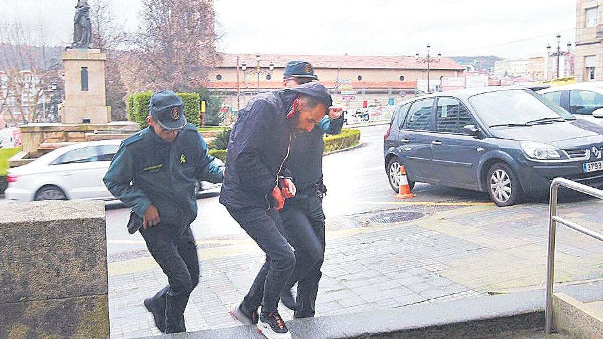 El acusado, entrando a la Audiencia Provincial. | Iñaki Osorio