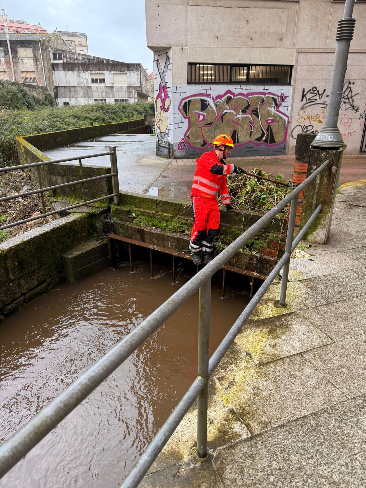 Un integrante el Servicio de Emergencias de Cangas retirando restos en el Bouzós.
