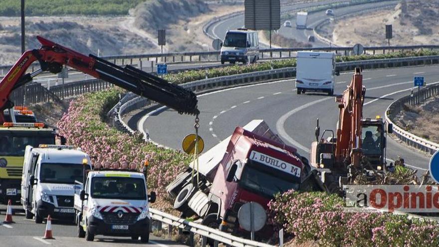 Resulta ileso tras volcar con su camión cargado de leña en la autovía de Cieza