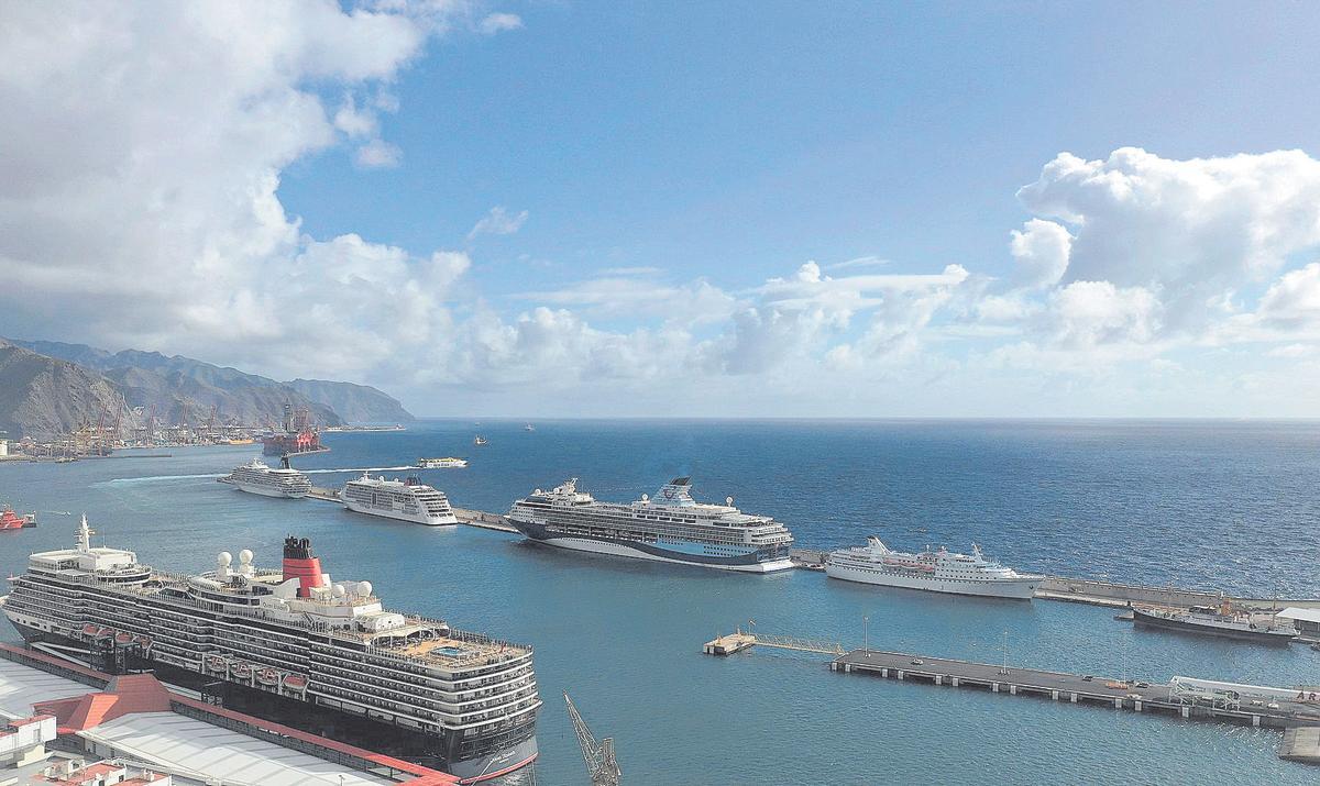 Cruceros en el puerto de Santa Cruz de Tenerife.