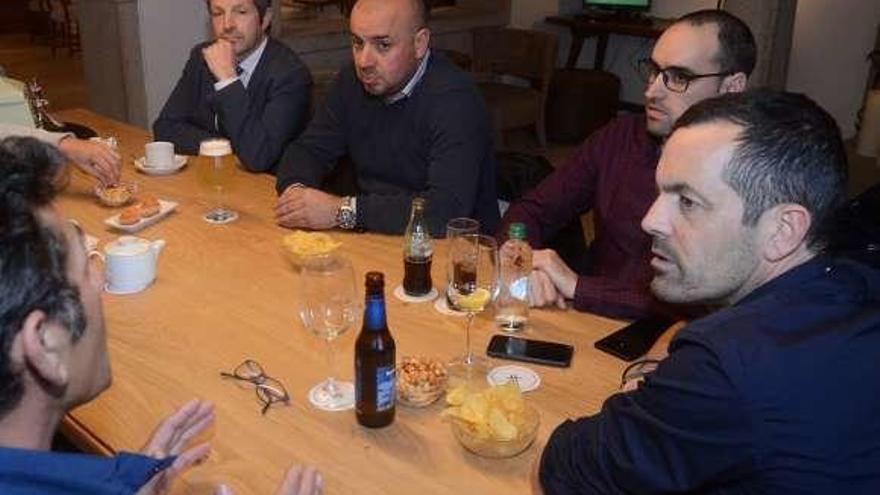 Roberto Fariña, a la derecha, con otros directivos de Agade. // N.Parga