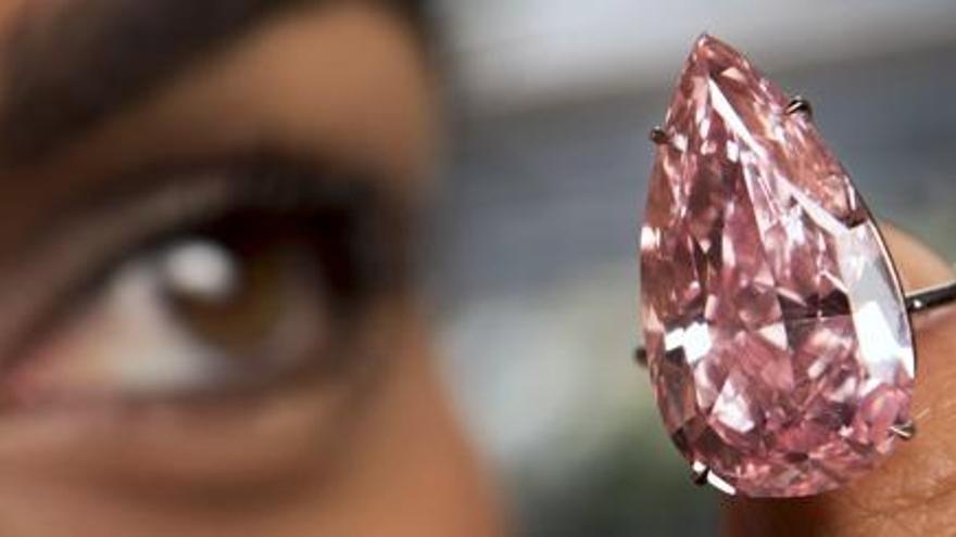 Saps quan val aquest diamant de color rosa?