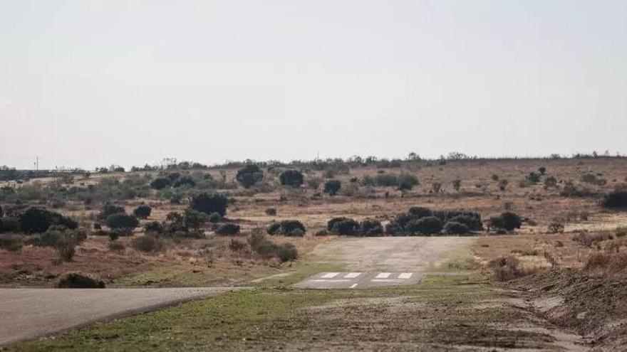 Revienta la rueda delantera de una avioneta cerca de Mérida y el piloto sale por su propio pie